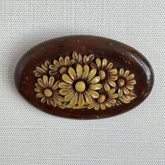 Vintage 1940s Oval Daisy Brooch w Carved Yellow Flower Detail Wood & Celluloid - Picture 6 of 10